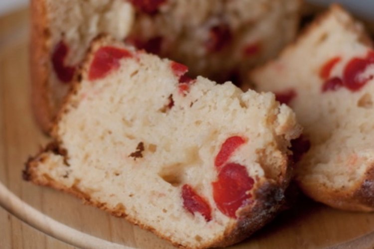 Kulich de requesón con cerezas