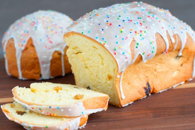Kulich de Pascua con pasas en panificadora