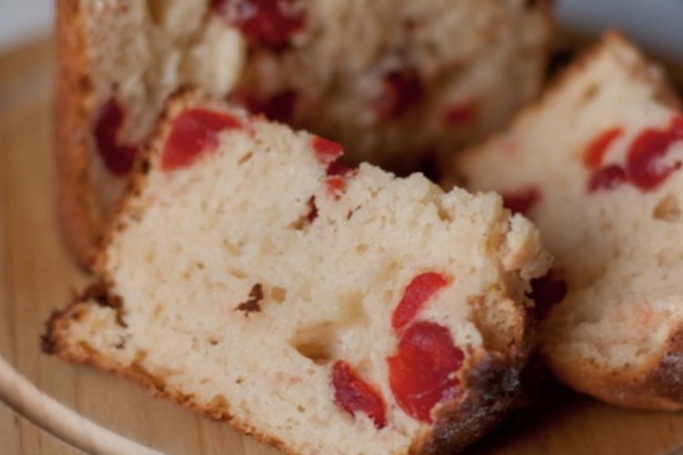 Kulich de Pascua con cerezas en panificadora