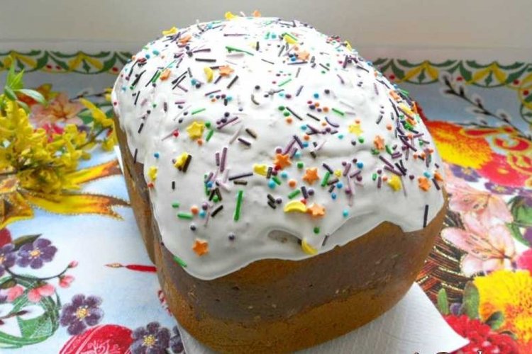 Kulich de Pascua con albaricoques secos en panificadora