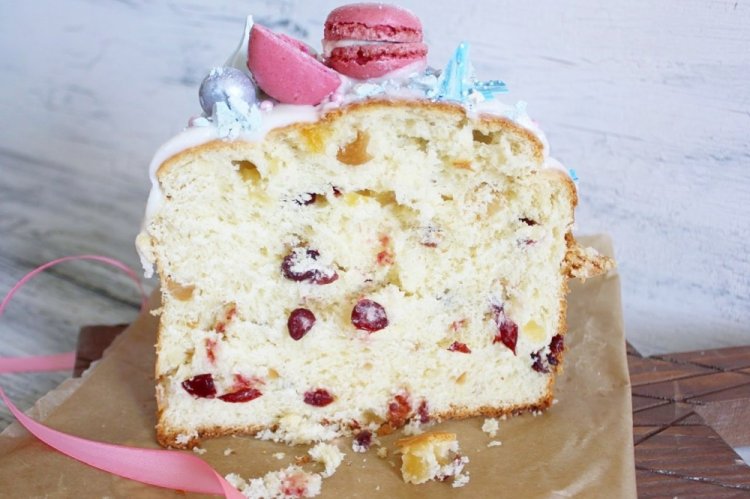 Kulich de Pascua con arándanos y limón en panificadora
