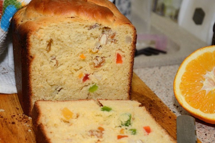 Kulich de naranja en panificadora para Pascua