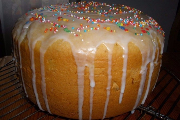 Kulich de Pascua con yemas en olla de cocción lenta