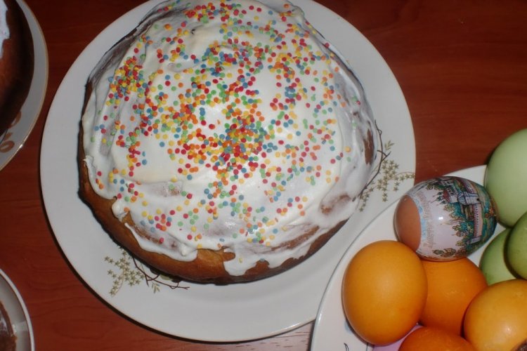 Kulich de Pascua con crema agria y requesón en olla de cocción lenta