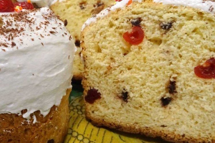 Kulich de Pascua con cerezas secas en olla de cocción lenta
