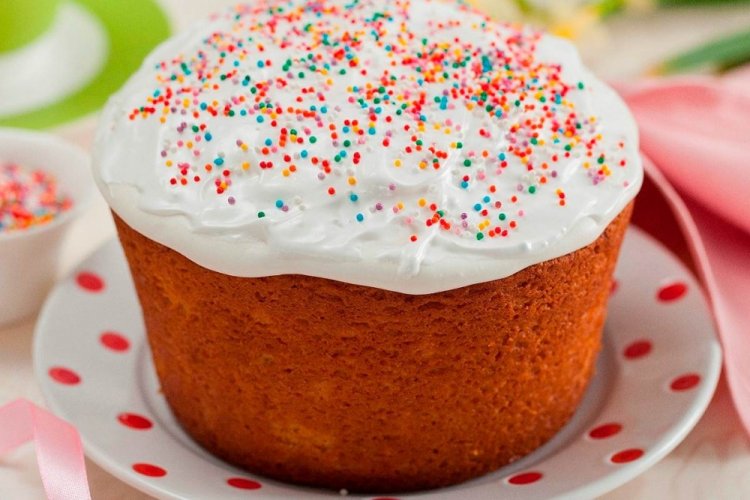 Kulich de Pascua con crema agria en olla de cocción lenta