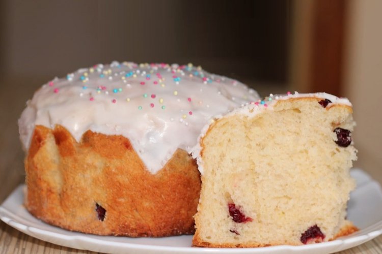 Kulich de Pascua húmedo en olla de cocción lenta