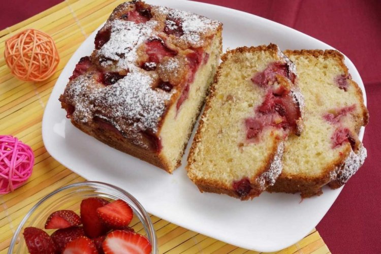 Bizcocho de requesón con fresas silvestres