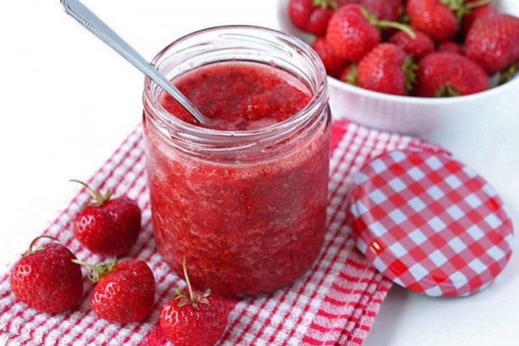 Fresas silvestres trituradas con azúcar