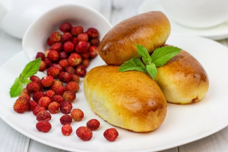 Empanadillas de levadura con fresas silvestres