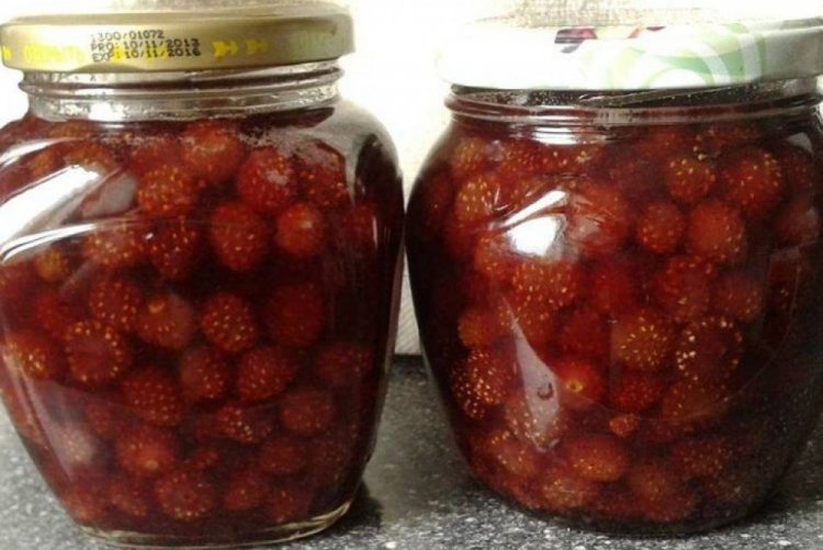 Mermelada de fresas silvestres con bayas enteras