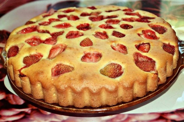 Pastel de crema agria con fresas silvestres