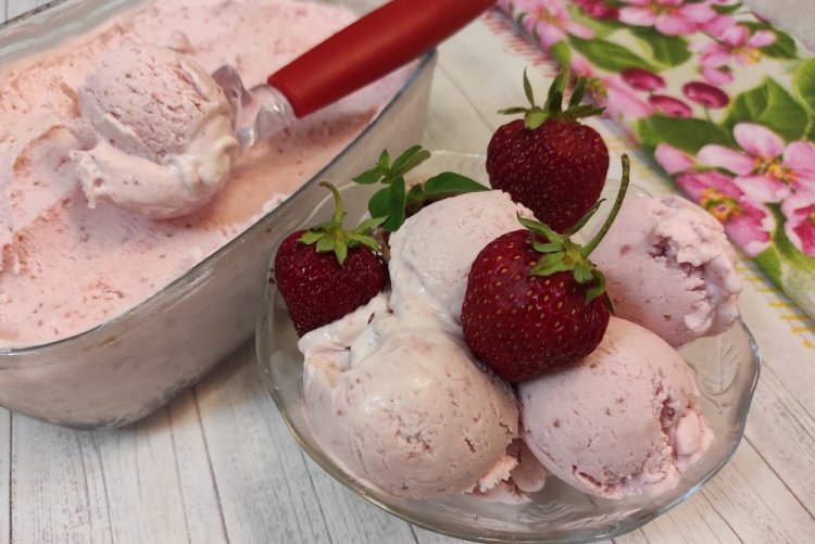 Helado cremoso con fresas silvestres y chocolate