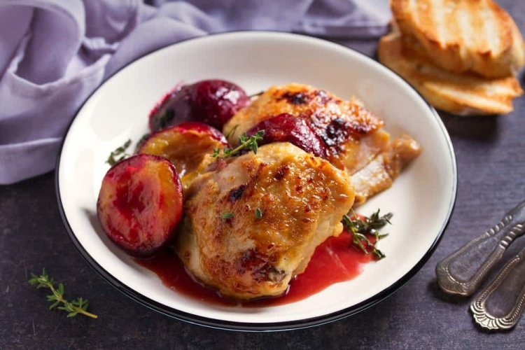 Muslos de pollo con ciruelas al horno