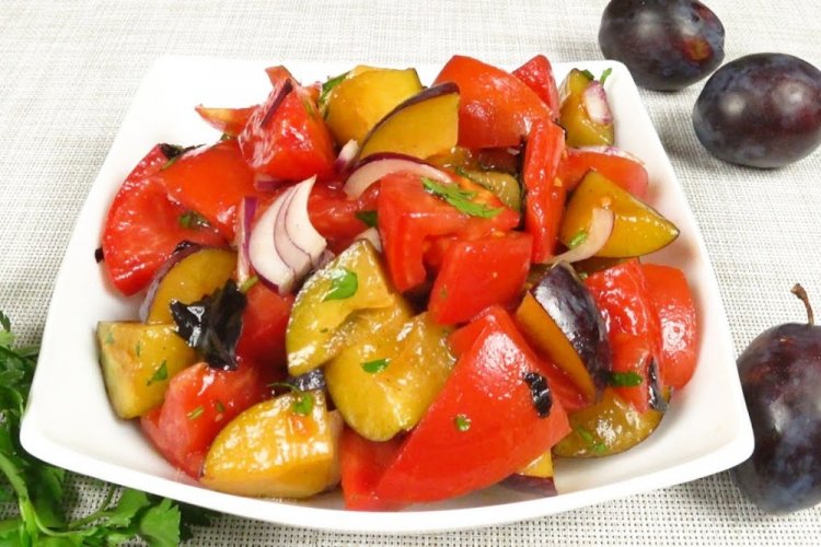Ensalada con tomates y ciruelas