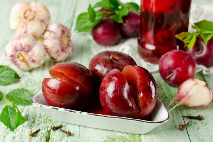 Ciruelas encurtidas para el invierno
