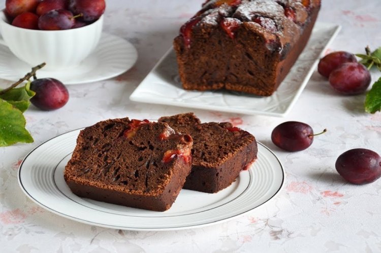 Bizcocho de chocolate con ciruelas y nueces