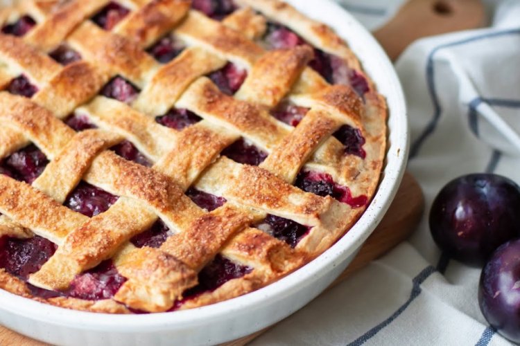 Pastel de hojaldre con ciruelas