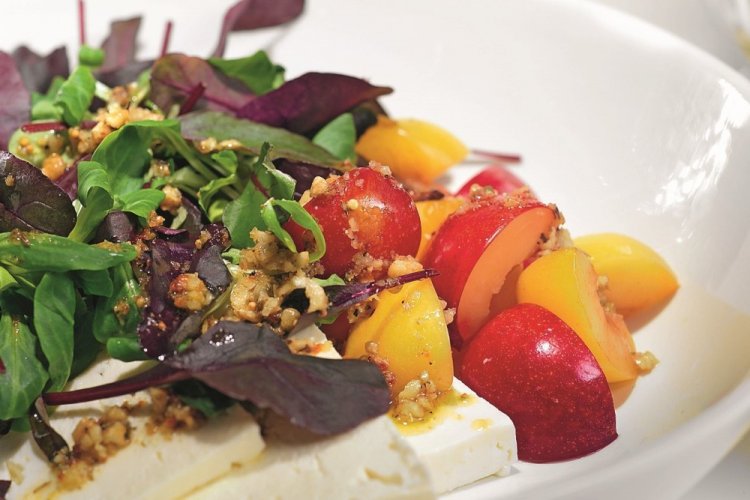 Ensalada con ciruelas y queso feta