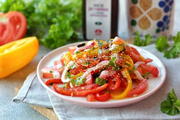 Ensalada con pimiento morrón y ciruela