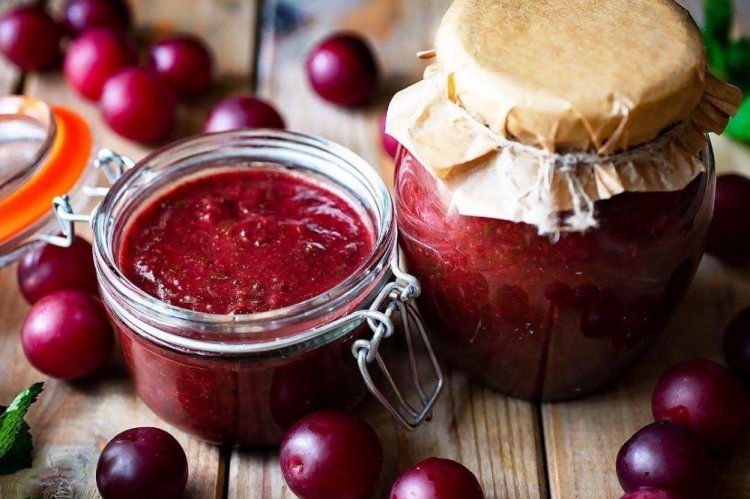 Salsa de ciruela para carne para el invierno