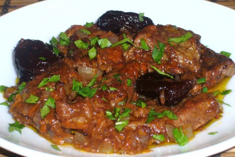 Carne de res estofada con ciruelas