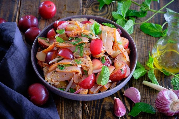 Ensalada con ciruela y pollo