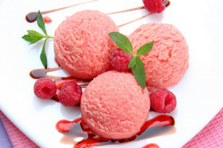 Helado de frambuesa con leche condensada