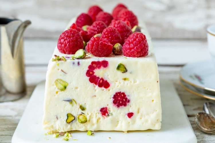 Semifreddo con frambuesa y pistachos