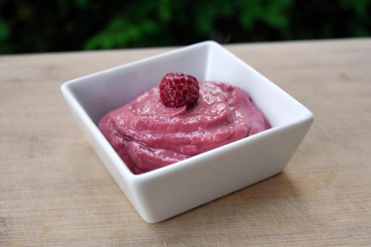 Mousse de frambuesa y aguacate