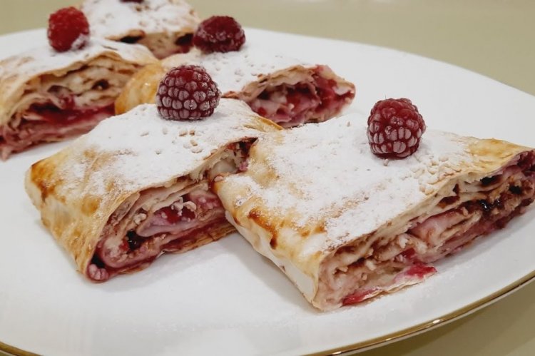 Rollo de lavash con requesón y frambuesa