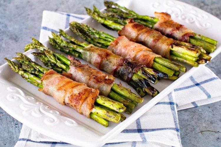 Aperitivo de espárragos con tocino a la parrilla