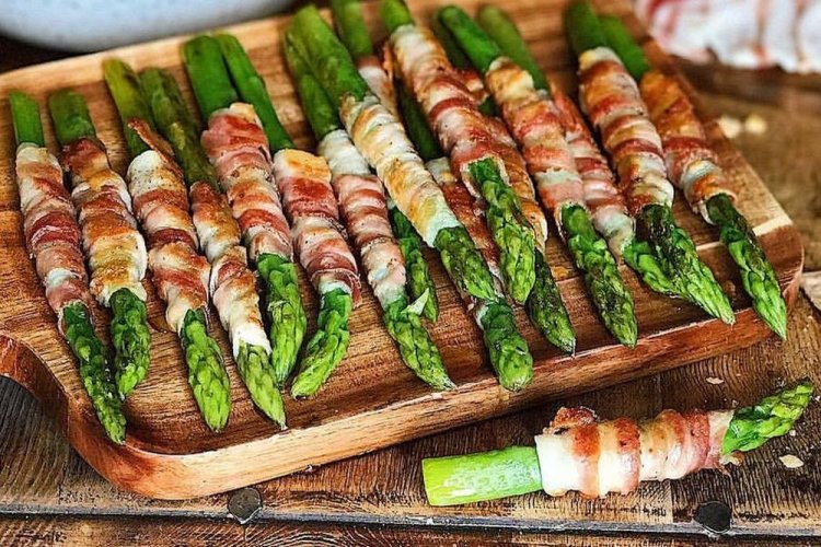 Espárragos envueltos en tocino a la parrilla