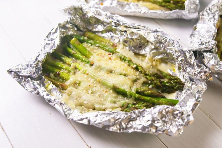 Espárragos con ajo y queso, asados en papel de aluminio a la parrilla