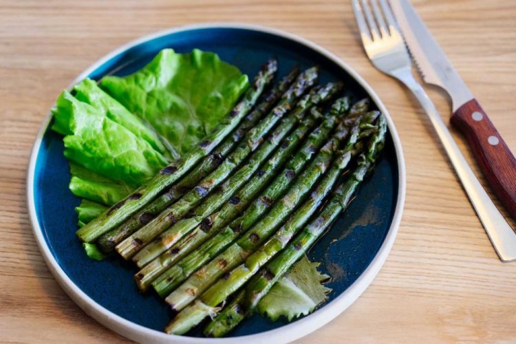 Espárragos con lima y aceite de oliva a la parrilla