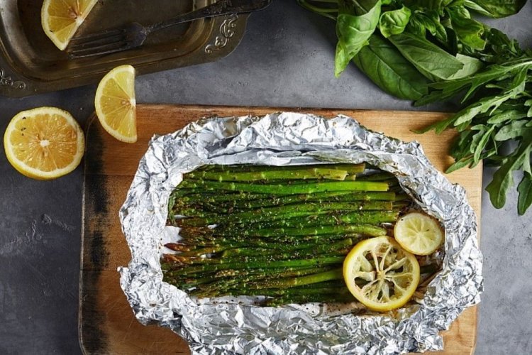 Espárragos con limón en papel de aluminio a la parrilla
