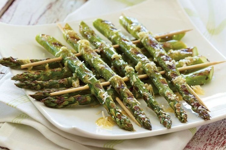 Espárragos asados con parmesano en brochetas