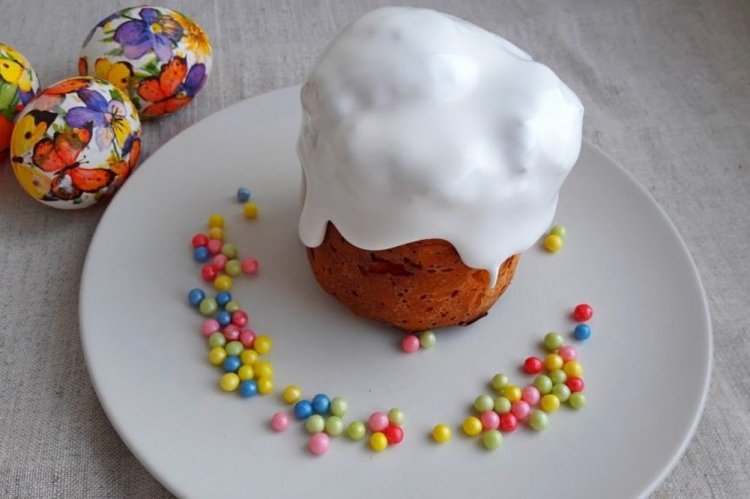 Sugar-Free and Egg-Free Glaze for Easter Kulich