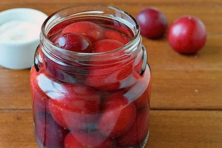Plumcot in Syrup for Winter