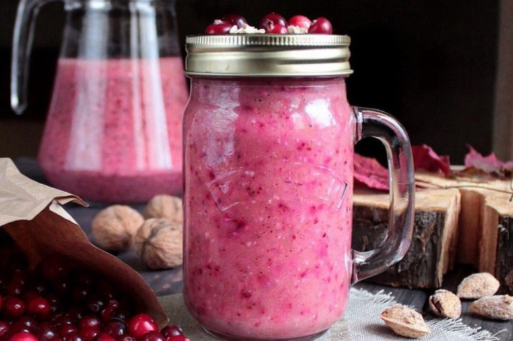 Cranberry Smoothie with Ginger and Cinnamon