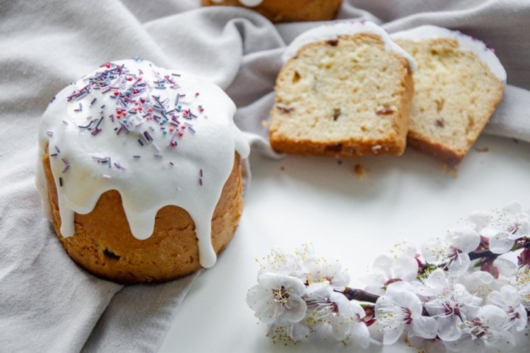 Kulich saludable de Pascua con crema agria