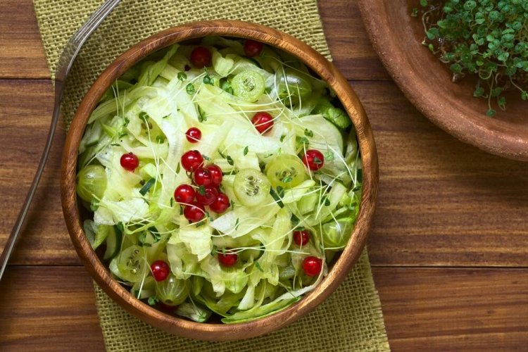Овощной салат с крыжовником