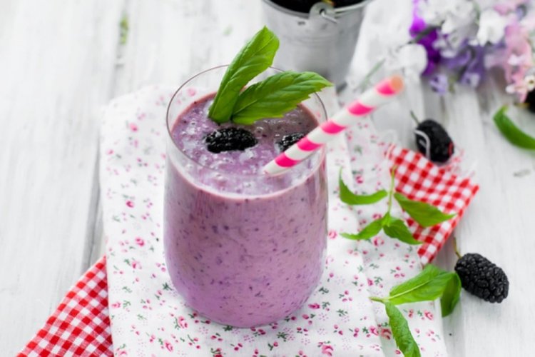 Mulberry Smoothie with Cream