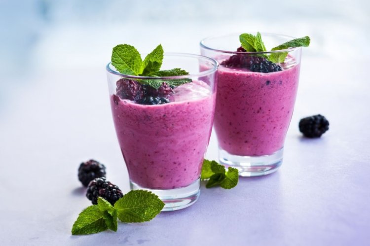 Fruit and Berry Smoothie with Mulberries