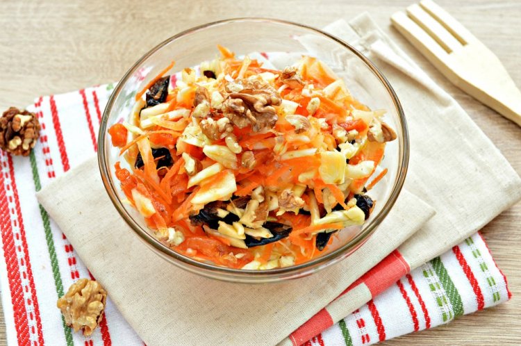Salad with Apple, Carrot, and Mulberries