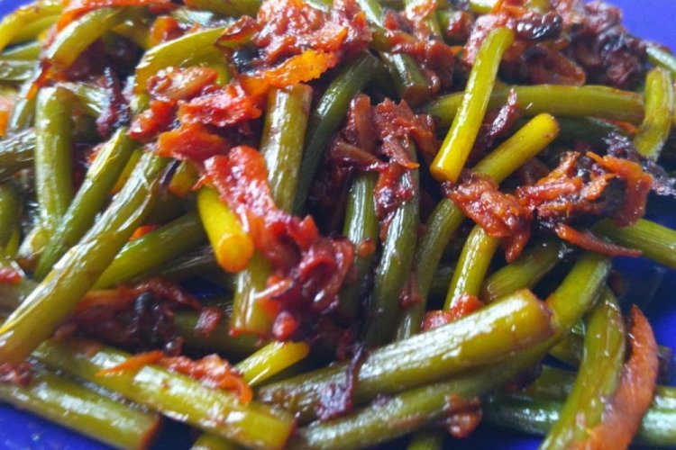 Tallos de ajo estofados