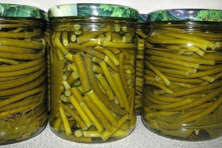 Tallos de ajo encurtidos para el invierno