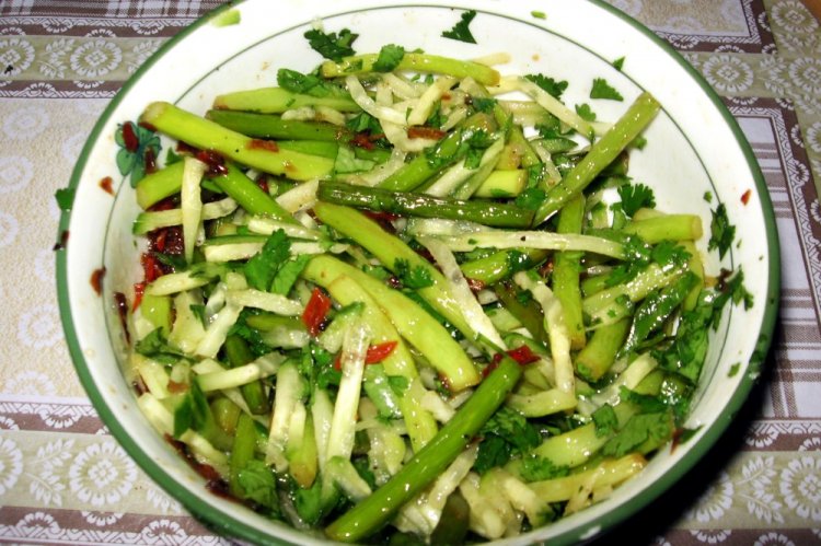 Ensalada de tallos de ajo con verduras