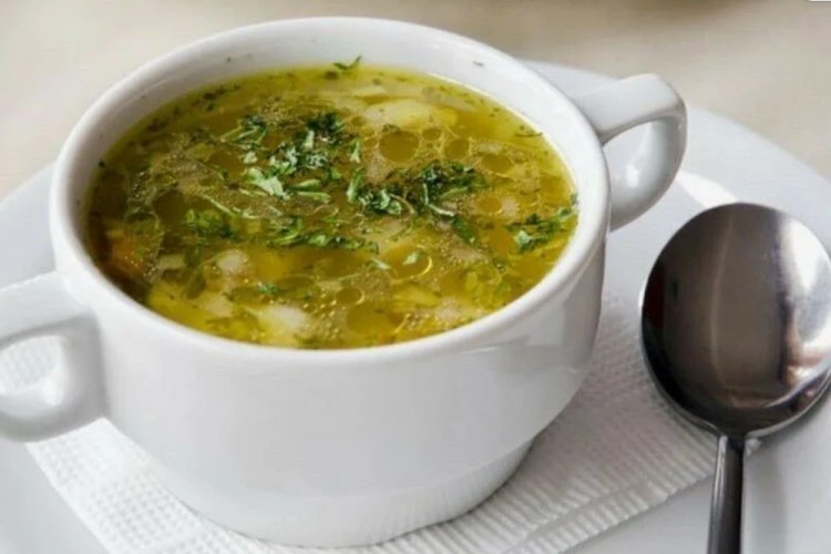 Sopa de verduras con tallos de ajo