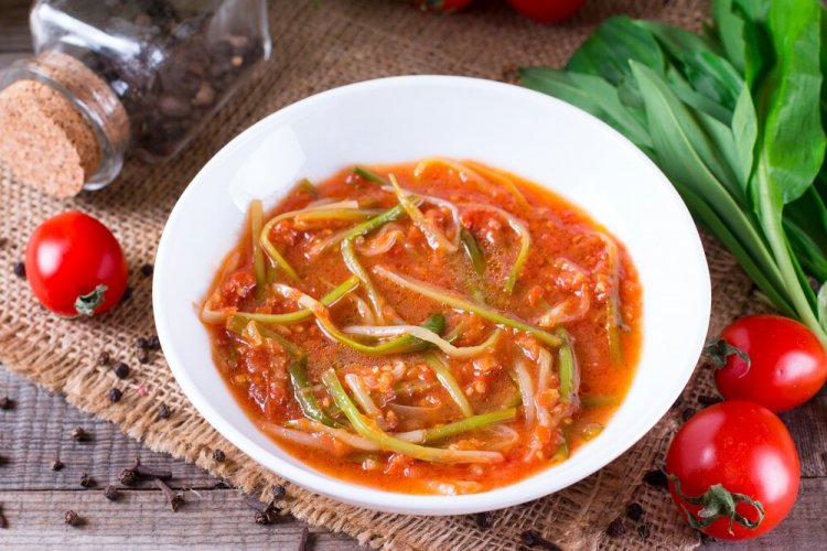 Tallos de ajo en salsa de tomate